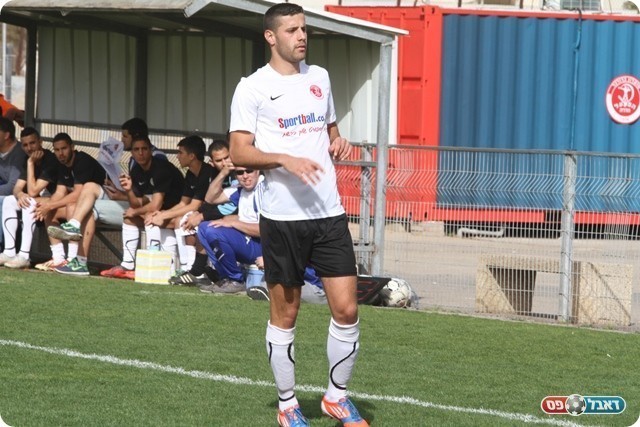 הגנת חדרה ביטלה את התקפת הרצליה.הבלם משה כחלון(צילום שלומי גבאי)